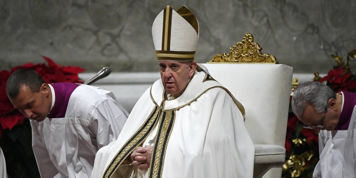 Papa Francisco denuncia en misa del Gallo una humanidad insaciable de poder y dinero