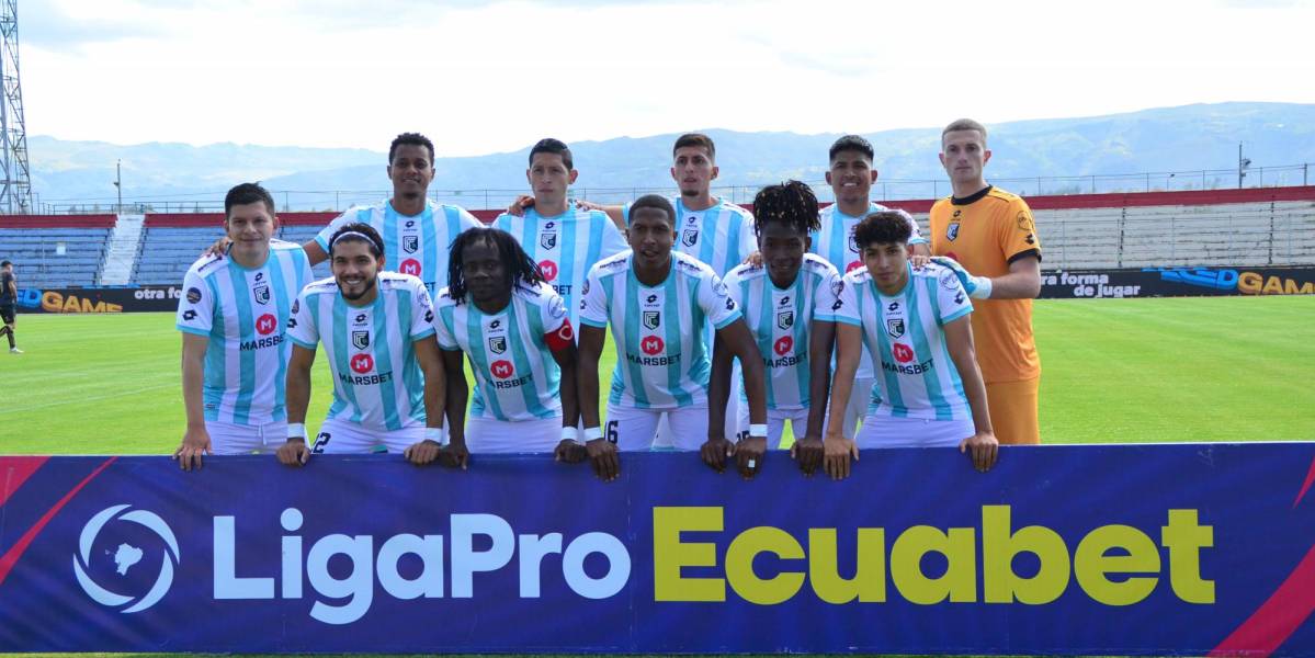 Los jugadores de Cumbayá FC, sin sueldo, entrenan en un parque en Quito