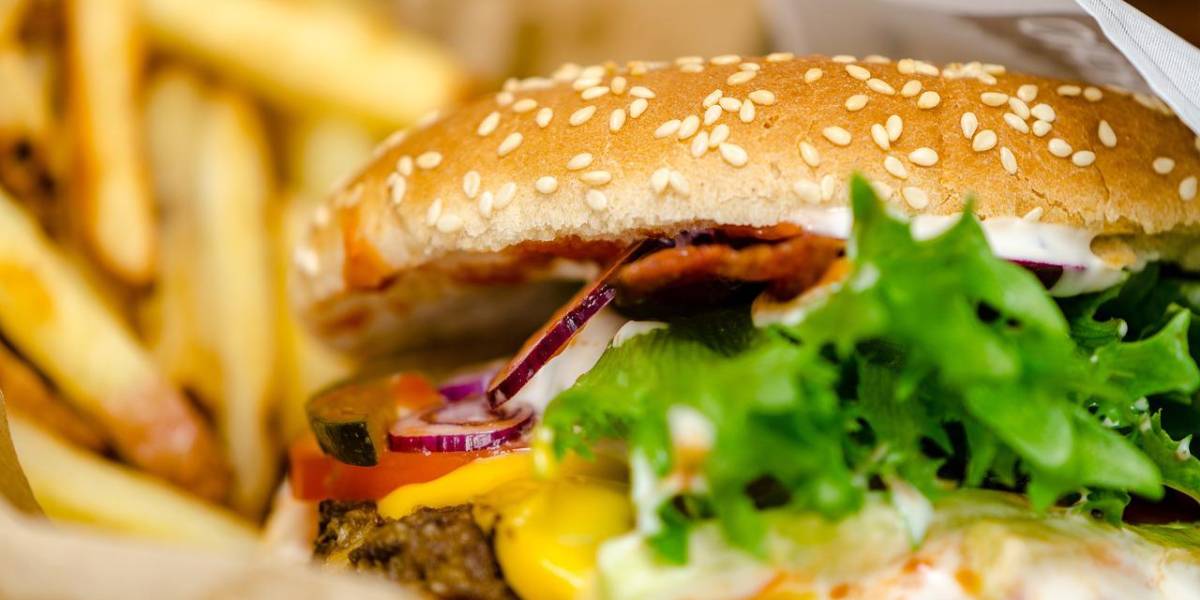 Brote de E. coli vinculada a hamburguesas genera alerta en una reconocida cadena de comida rápida en Estados Unidos