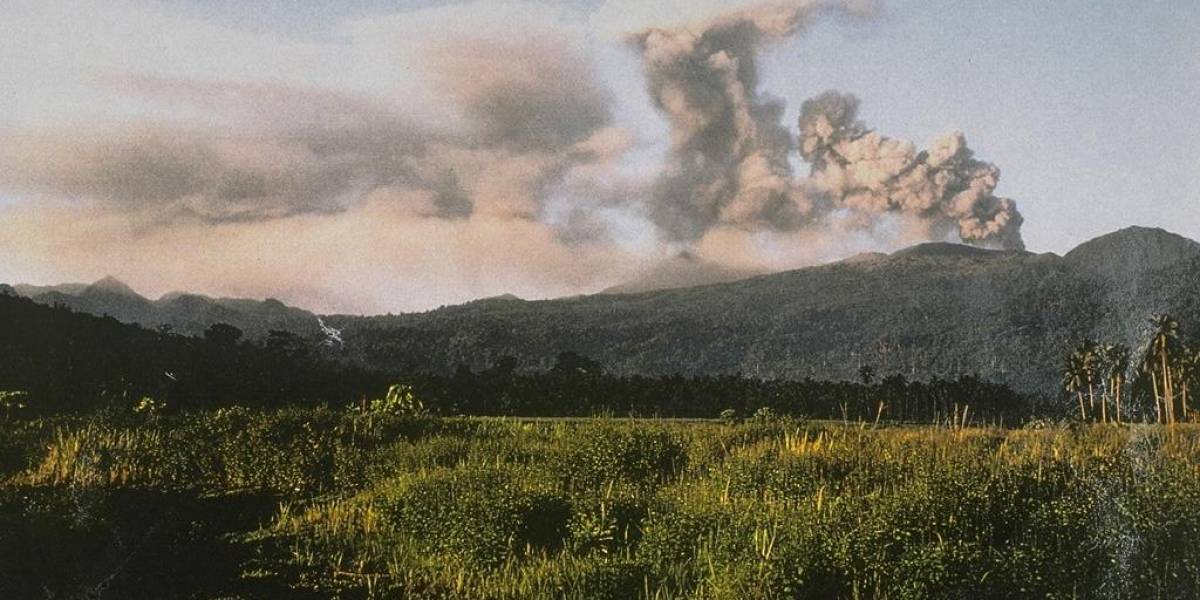 Un grupo de 24 personas que desafiaron la erupción del volcán Dukono en Indonesia fueron rescatadas