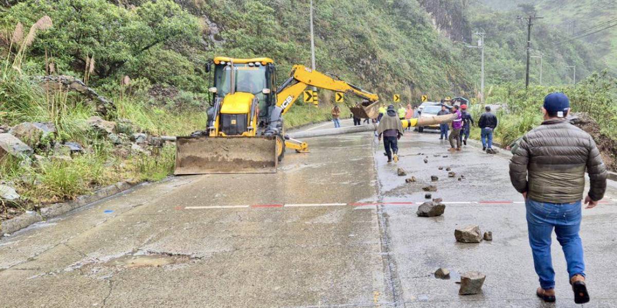 Un socavón dificulta el tránsito por el km 53 de la vía Cuenca-Molleturo-El Empalme