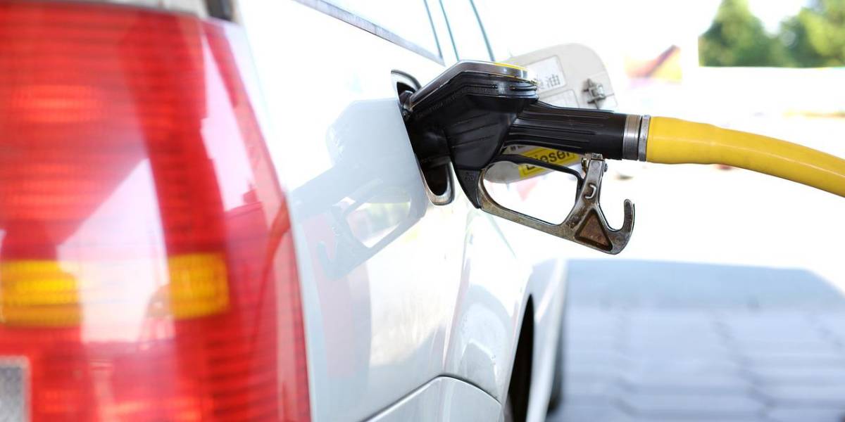 ¿Cómo reducir el consumo de combustible al conducir?