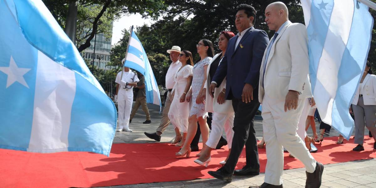 La Alcaldía de Guayaquil dio inicio a las fiestas octubrinas con el pregón cívico en el Parque Centenario