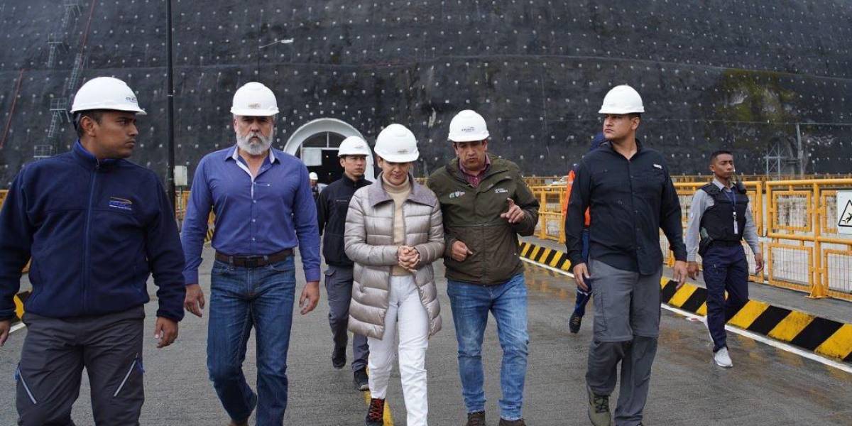 Autoridades hicieron un recorrido por la represa de Mazar, que sigue con un nivel de agua crítico