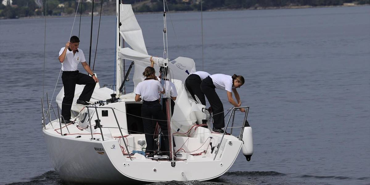 La primera salida al mar de la princesa Leonor como parte de su formación en la Guardia Marina