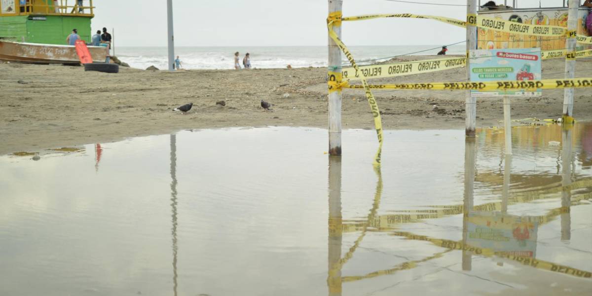 La avenida Malecón, en Salinas, quedó cubierta de arena por el oleaje; un auto fue arrastrado al mar en Puerto Lucía