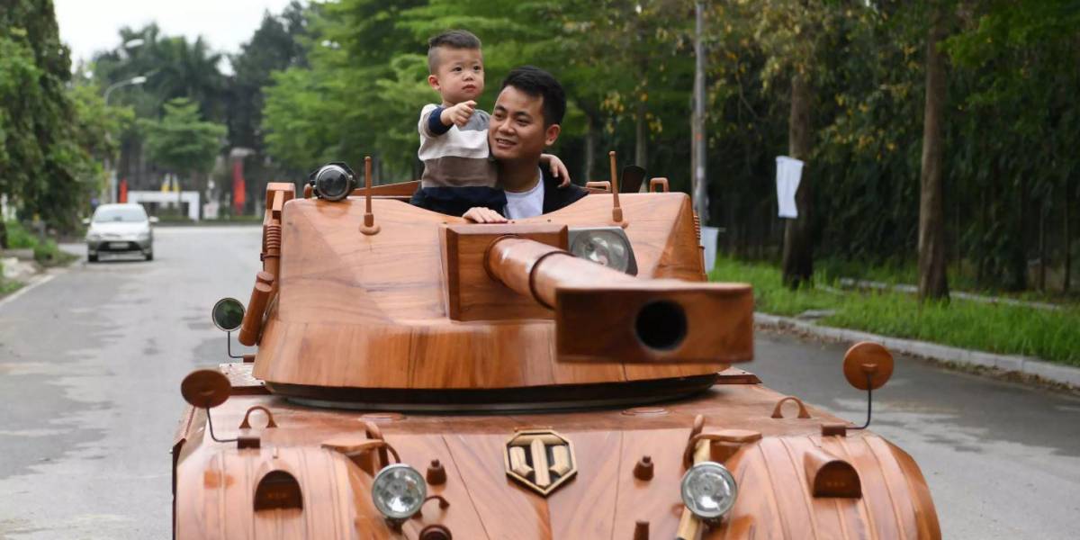 Transformó una furgoneta en un tanque de madera para su hijo