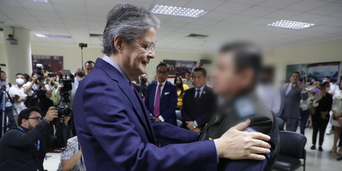 Policía que se enfrentó a ladrón en Guayaquil fue condecorado, pero arrastra proceso judicial por acusación de capturados