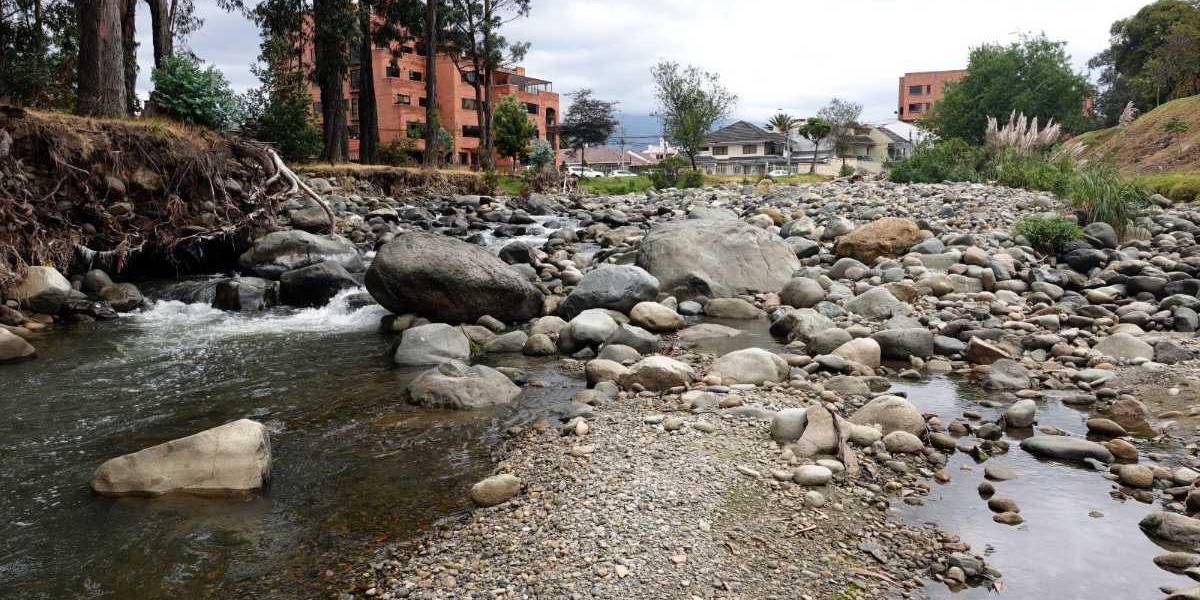 Una llovizna en Cuenca incrementa caudal de río Tomebamba