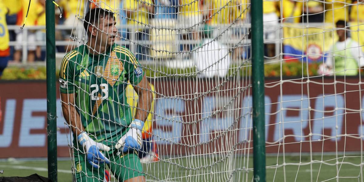 Emiliano Martínez golpeó y tiró una cámara de televisión, tras perder contra Colombia