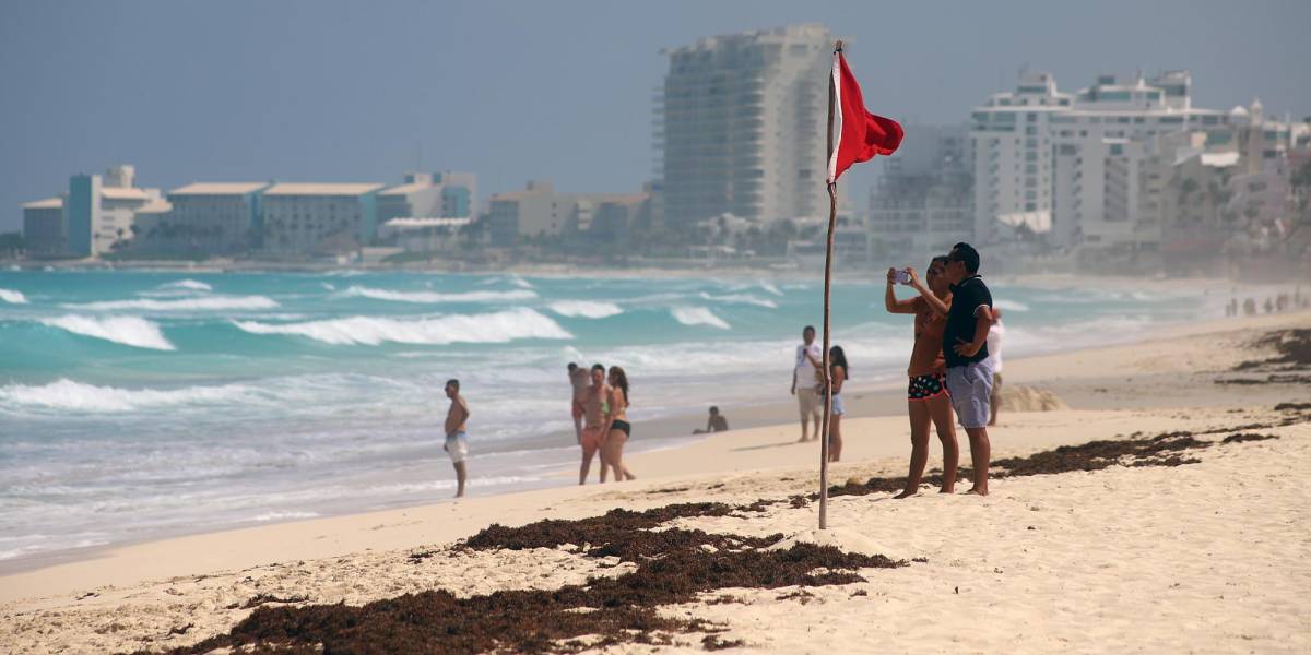 Huracán Beryl toca tierra en Yucatán y se dirige a Texas