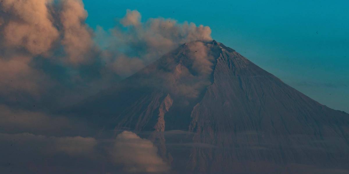 El volcán Sangay mantiene explosiones leves y emisión de ceniza, según informe del Instituto Geofísico