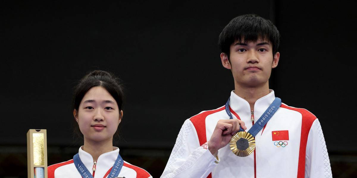 Huang Yuting y Sheng Lihao celebrando con sus medallas ganadas.