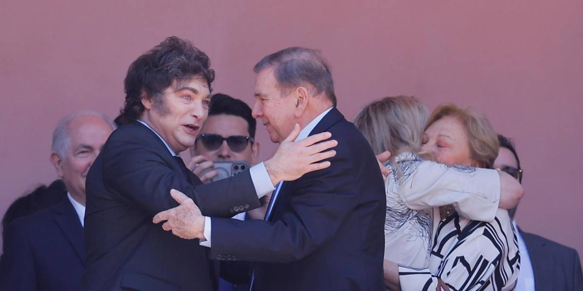 Milei y González Urrutia reciben el apoyo de venezolanos desde el balcón de la Casa Rosada, en Argentina