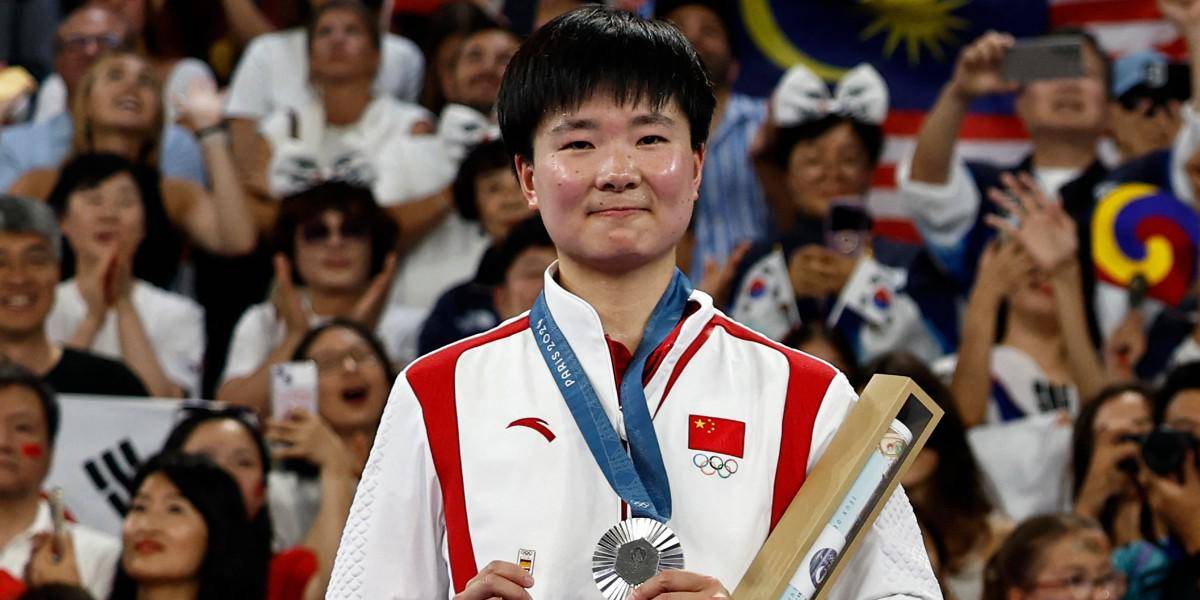 La china He, quien consiguió plata en bádminton, homenajeó a la española Marín, tras su lesión