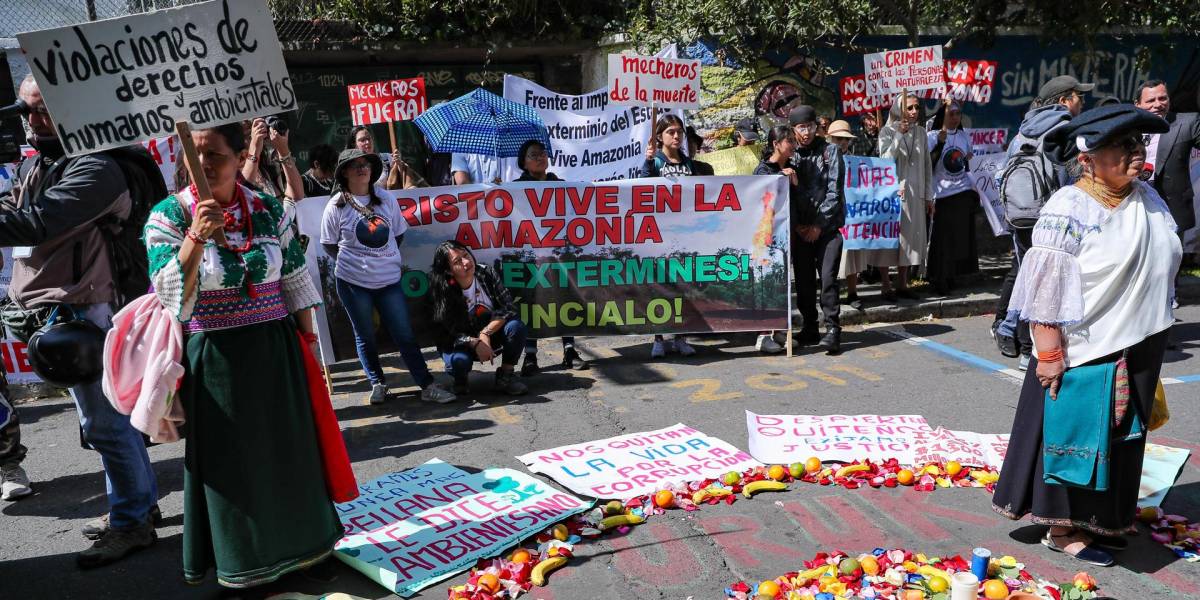 Activistas y manifestantes exigen la eliminación de mecheros de petroleras en la Amazonía