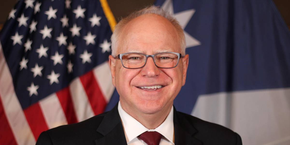 Quién es Tim Walz, el antiguo profesor y exentrenador de fútbol americano elegido por Kamala Harris como candidato a vicepresidente