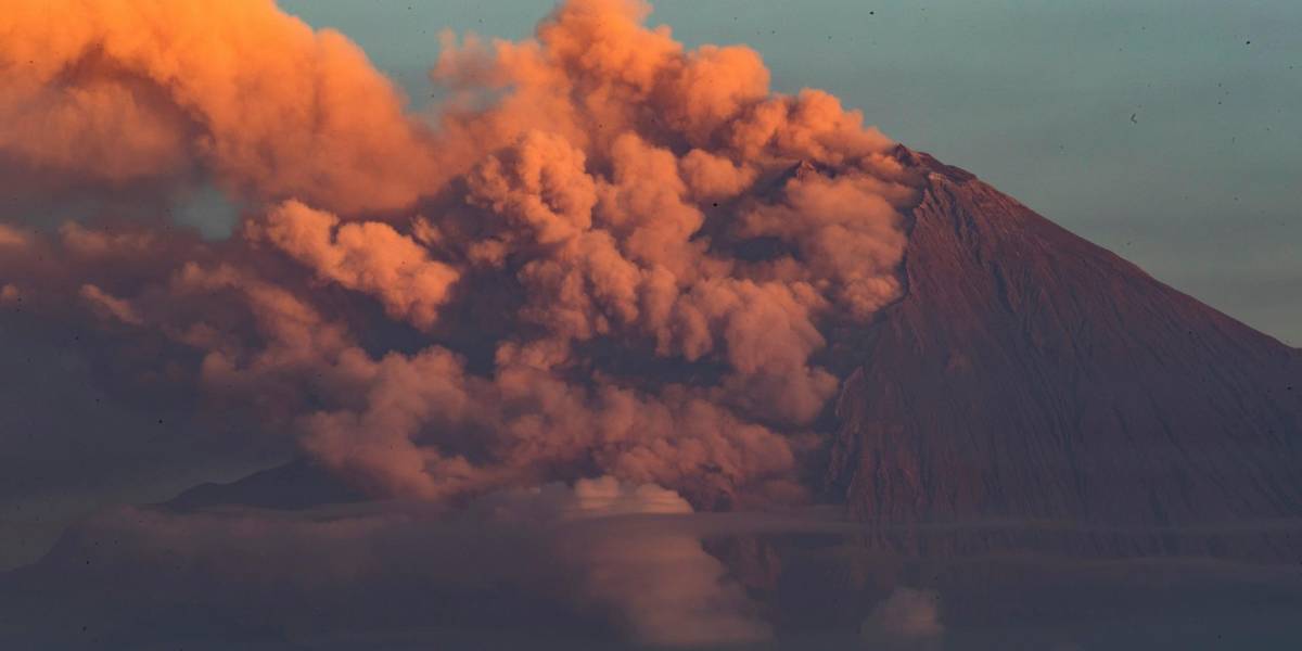 El volcán ecuatoriano Sangay continúa arrojando ceniza sobre tres provincias