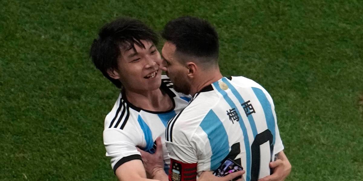 Lionel Messi: Hincha invadió el campo de juego para abrazar al astro argentino