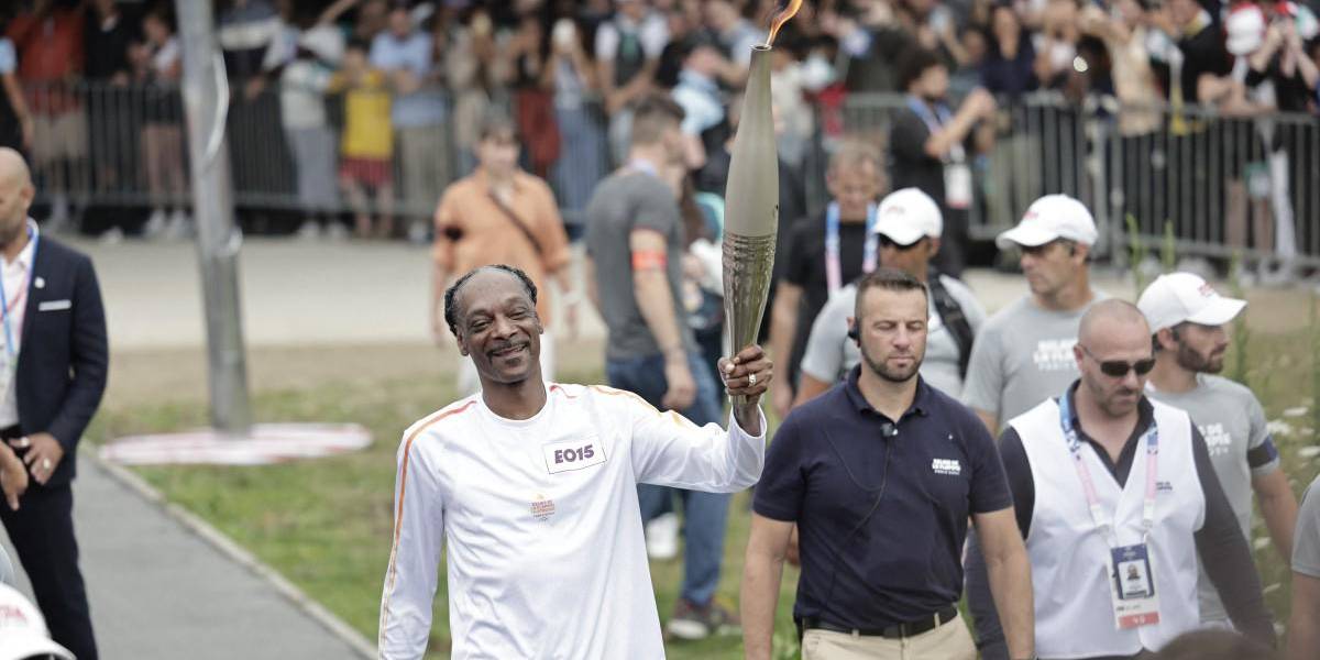Snoop Dog llevó la antorcha olímpica a vísperas de la inauguración en París