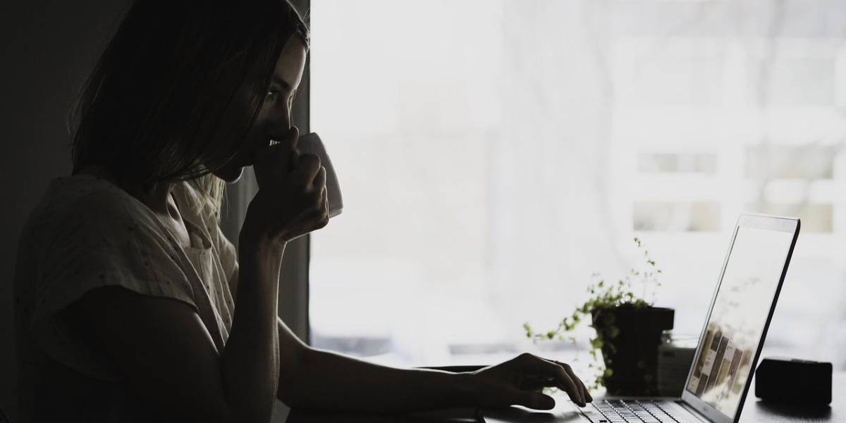 Este hábito en el trabajo te hace envejecer más rápido: ¿Cómo cambiarlo?