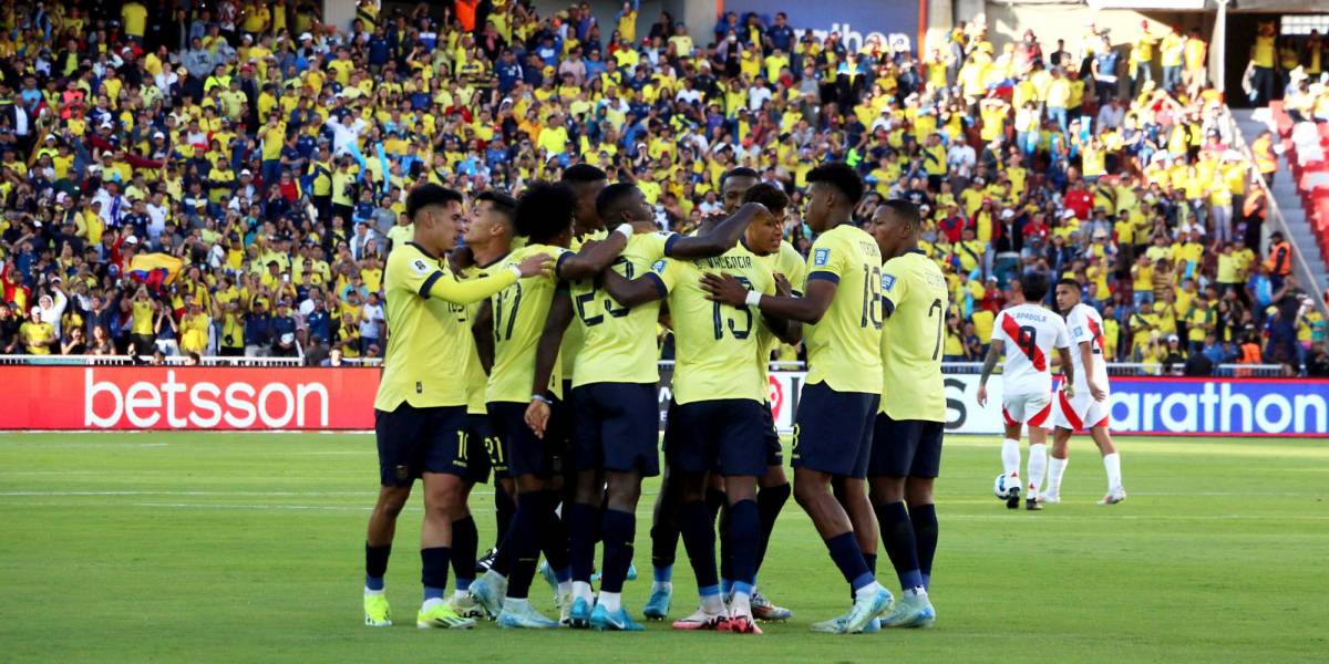 Los jugadores de Ecuador rezan antes de enfrentar a Bolivia en las Eliminatorias Sudamericanas