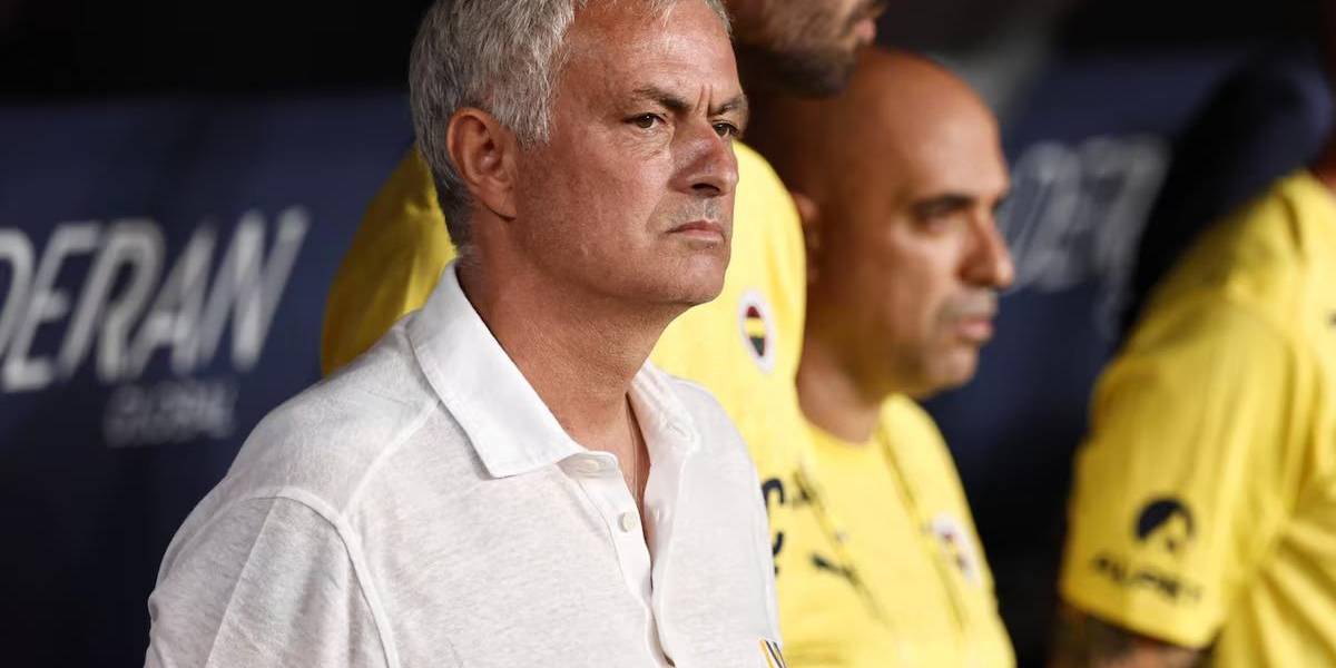 Mourinho improvisa su propio VAR ante las cámaras para protestar una decisión arbitral