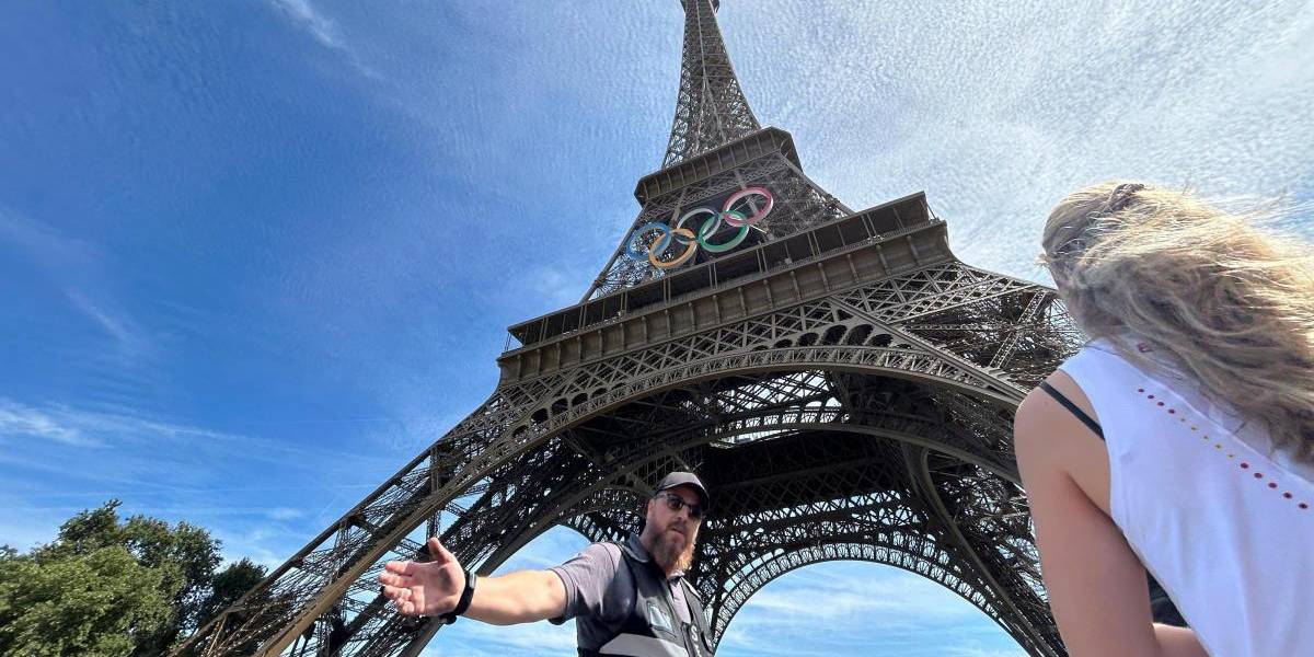 Un hombre escala la Torre Eiffel horas antes de la ceremonia de cierre de los Juegos Olímpicos