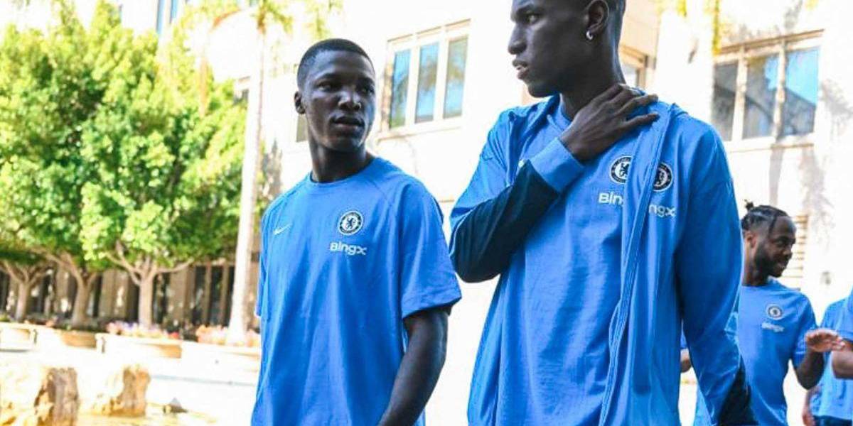 Moisés Caicedo y el divertido saludo con Nicolas Jackson previo a un entrenamiento con el Chelsea