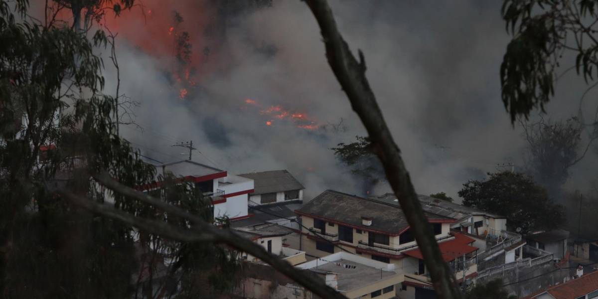 El Ministerio de Salud activa un plan de contingencia en los hospitales por los incendios forestales en Quito