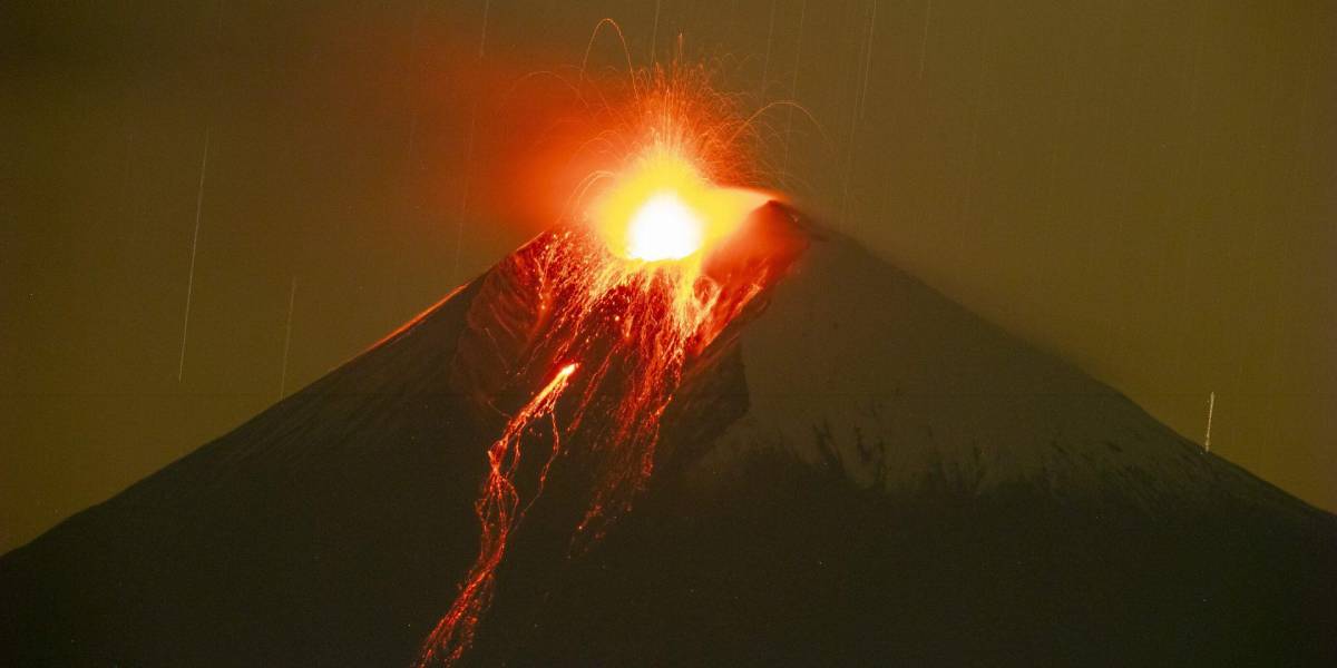 El volcán Sangay, el coloso incandescente que ruge desde hace siglos en Ecuador