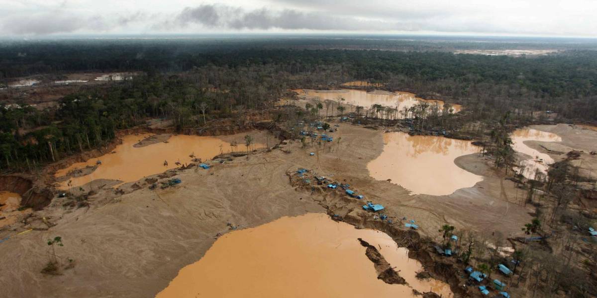 Las autoridades de Perú buscan a 17 mineros desaparecidos tras ataque en el norte del país