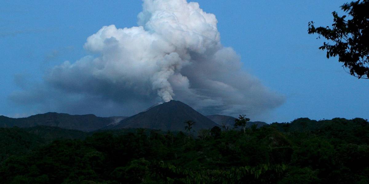 Volcán El Reventador arrojó rojas candentes este sábado 19 de octubre