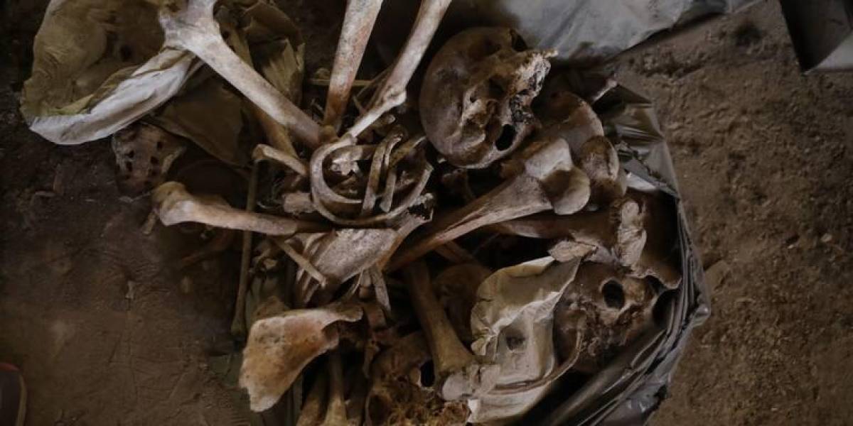 Encuentran 200 restos de huesos humanos y ataúdes abandonados en un cementerio de Argentina