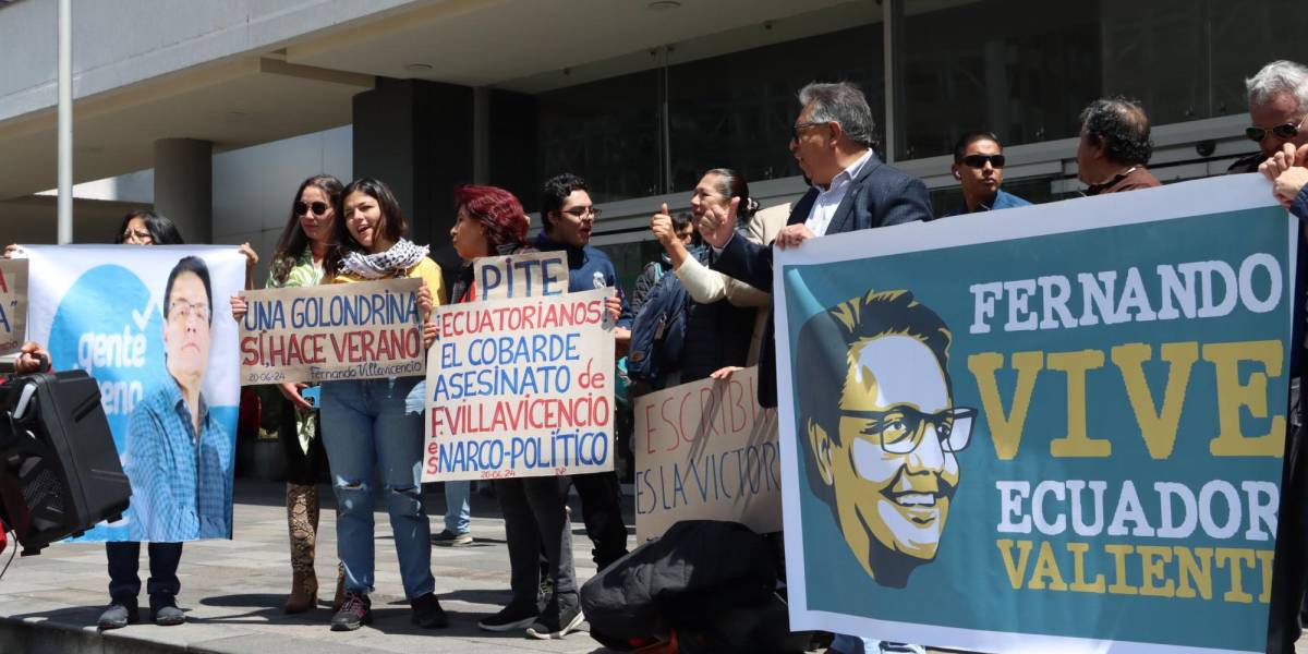 Familiares y amigos de Fernando Villavicencio realizaron un plantón en el Complejo Judicial Norte