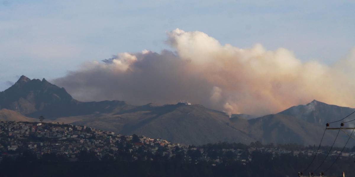 Quito: 100 bomberos realizan tareas de control de incendio en varios flancos del volcán Pichincha