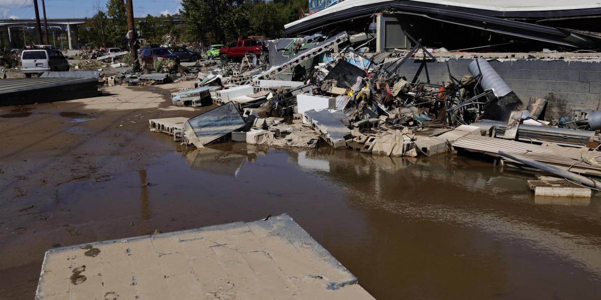 Edificios flotan río abajo tras el paso devastador del huracán Helene en Estados Unidos