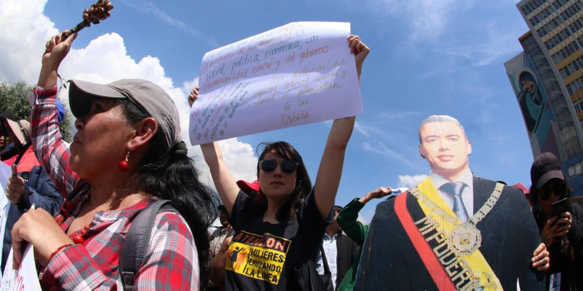 Movimientos sociales y estudiantes universitarios marchan en Quito para protestar por la crisis energética