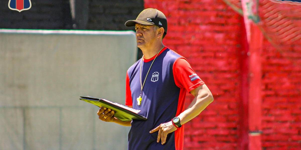 Carlos Castro seguirá como entrenador del Deportivo Quito en 2025