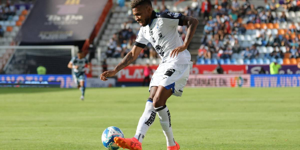 Ayrton Preciado marca un golazo de larga distancia con Querétaro