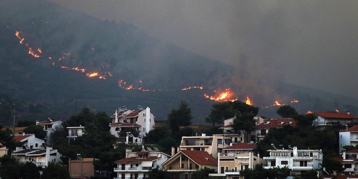 Incendio en Atenas obliga a evacuar a más de 35 000 personas