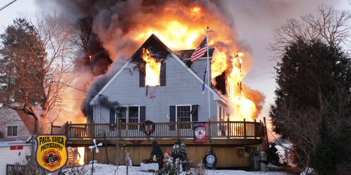 Estados Unidos: incendio causado por fuegos artificiales deja a dos familias sin hogar en Navidad