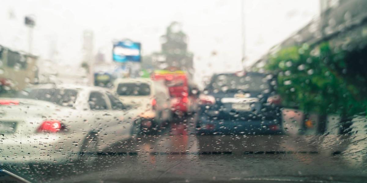Recomendaciones para conducir en el tráfico pesado y lluvia