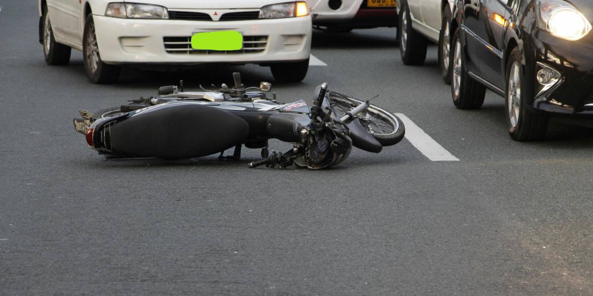 Quito | Un fallecido en siniestro de tránsito entre un auto y una moto en El Labrador