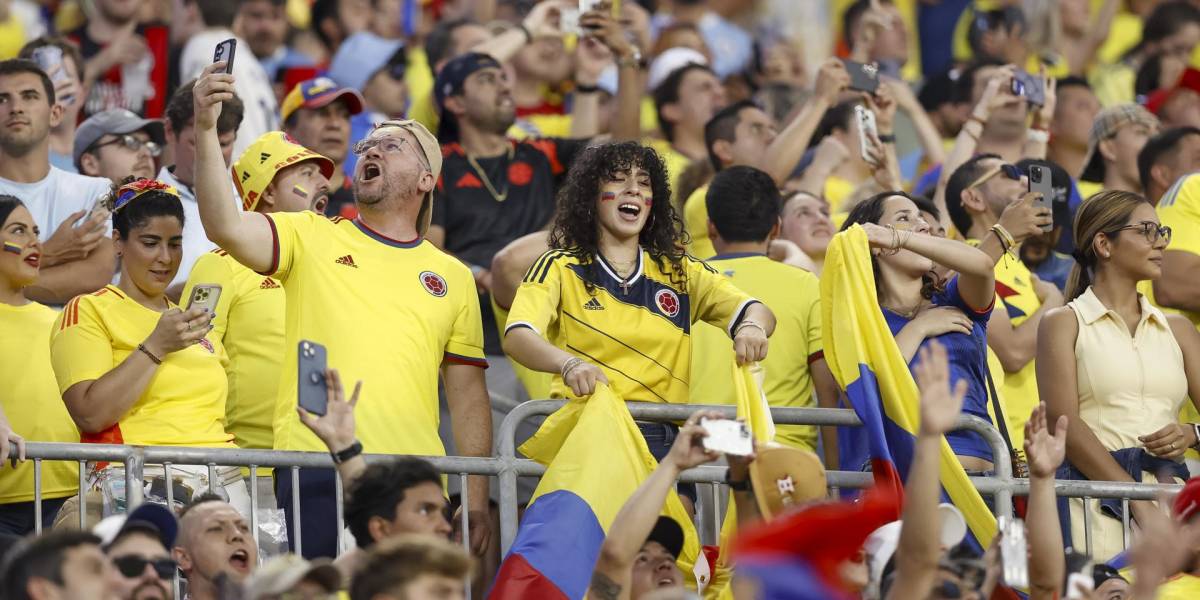 Hinchas colombianos celebraron el triunfo ante Uruguay en un avión