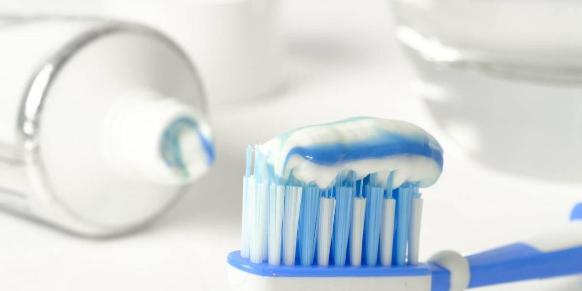 El error más común al cepillarse los dientes que podría volverlos amarillos