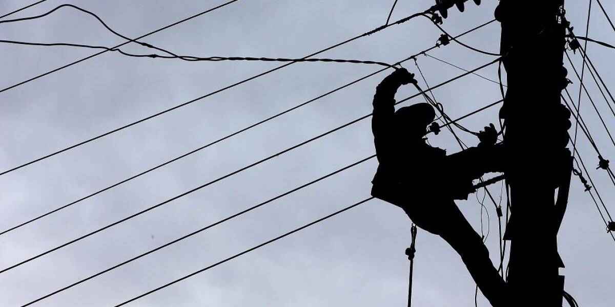 En Guayaquil, un ladrón se quedó pegado a los cables y murió electrocutado