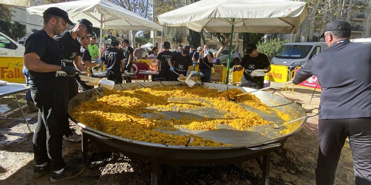 Una paella gigante para alegrar el domingo en la zona cero de la dana