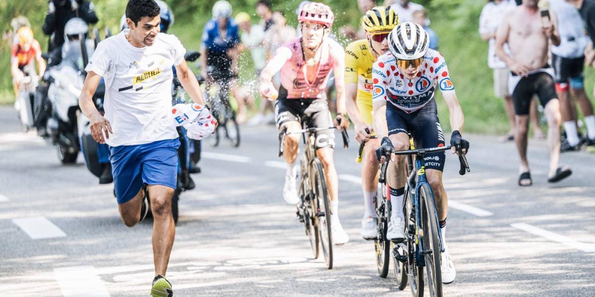 Richard Carapaz lanzó agua a un aficionado que corrió muy cerca de los ciclistas en plena etapa del Tour de Francia