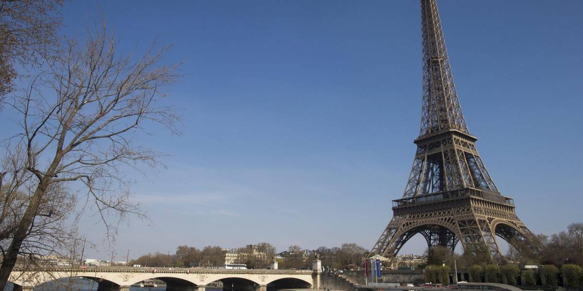 Francia: 1 200 personas en la Torre Eiffel fueron evacuadas por un incendio